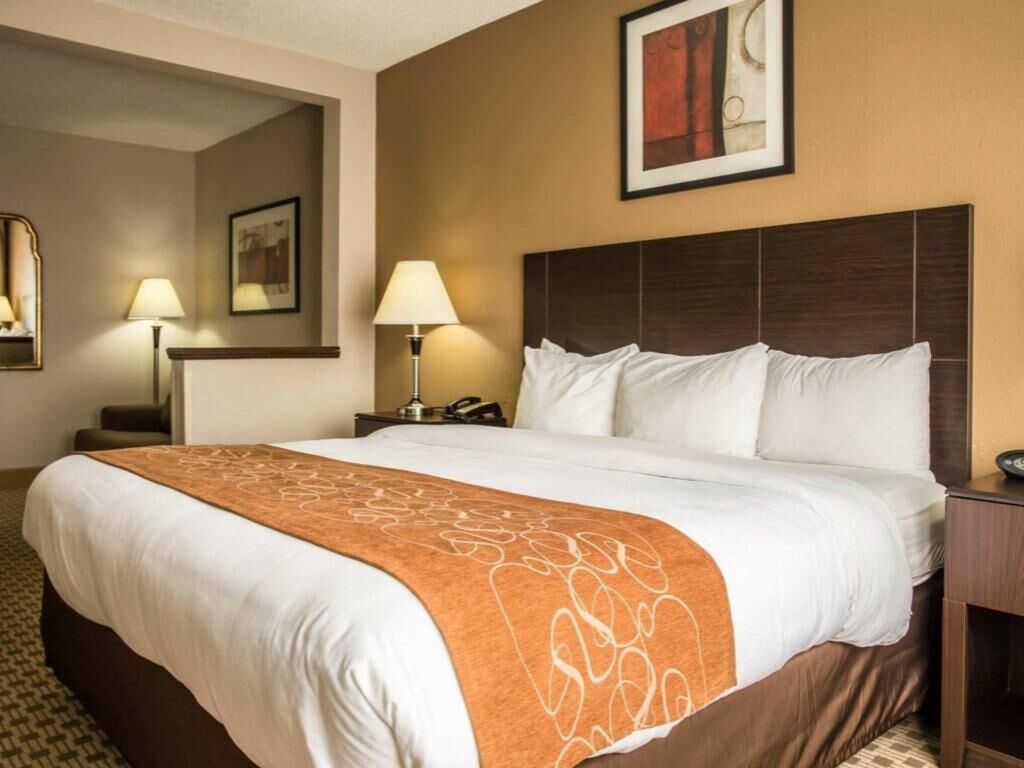 Tabla de planchar con plancha, wifi gratis y ropa de cama 