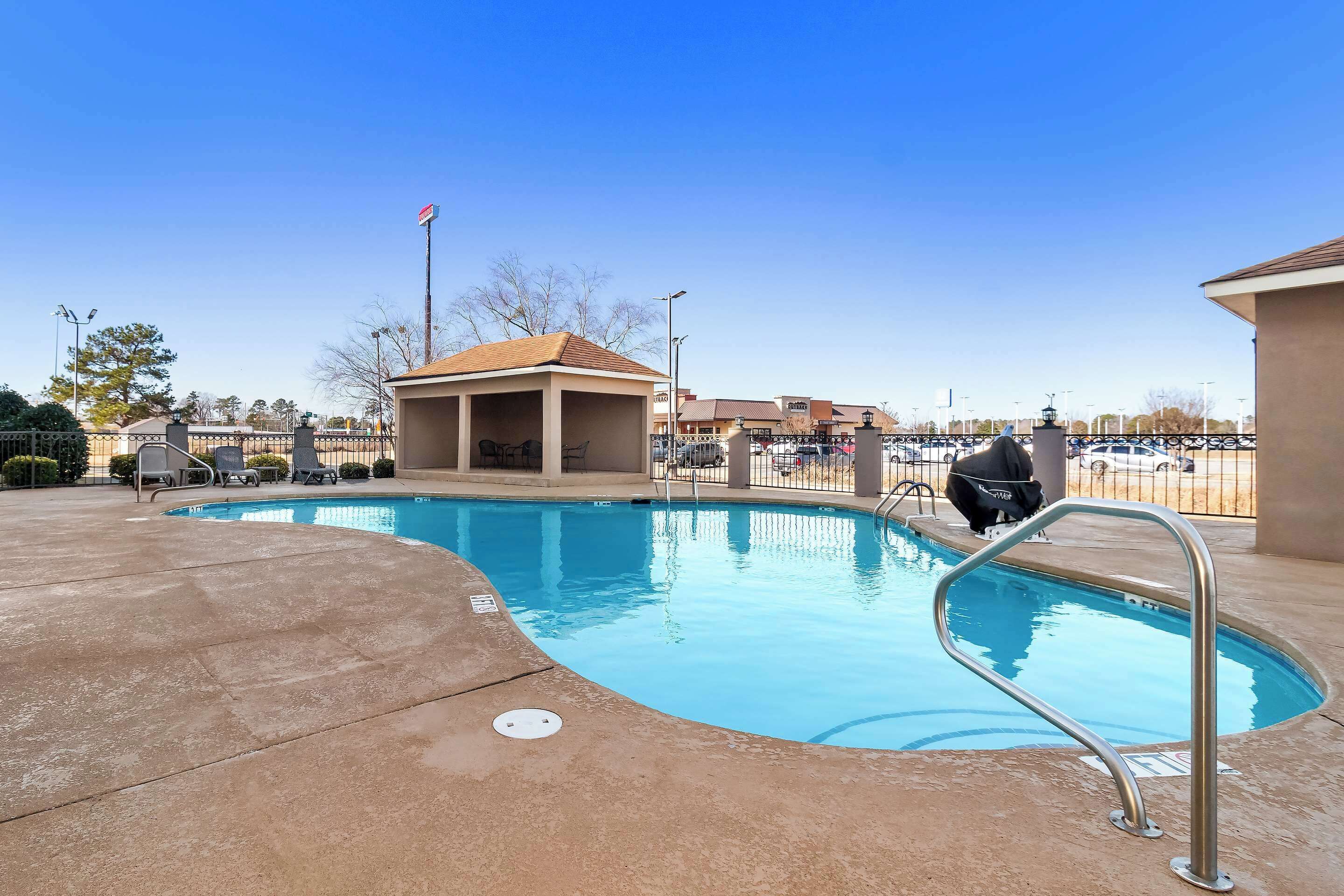 seasonal outdoor pool, open 10 am to 9 pm, pool loungers