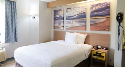 Days Inn by Wyndham Flint/Bishop International Airport