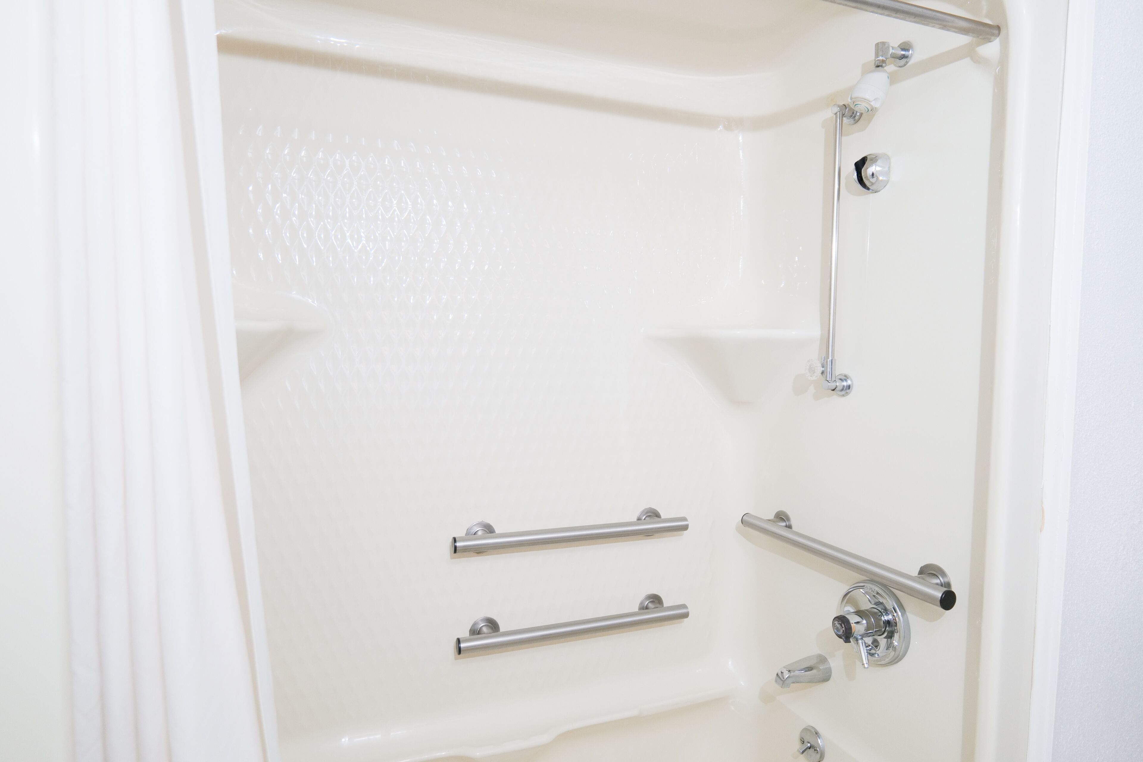 Room, 1 Queen Bed, Accessible, Non Smoking (Mobility) | Bathroom | Combined shower/tub, free toiletries, hair dryer, towels