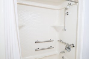Habitación, 1 cama Queen size, con acceso para personas discapacitadas, para no fumadores (Mobility) | Baño | Tina con regadera, amenidades de baño gratuitas, secadora de cabello
