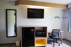 Television - Days Inn by Wyndham Flint/Bishop International Airport (Flint)