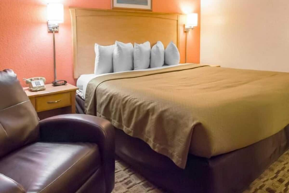 Iron/ironing board, free WiFi, bed sheets, alarm clocks