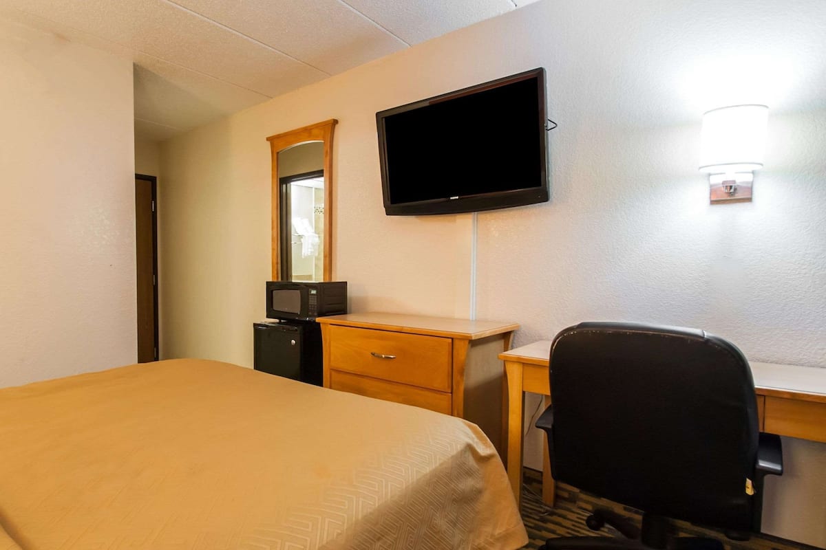 Iron/ironing board, free WiFi, bed sheets, alarm clocks