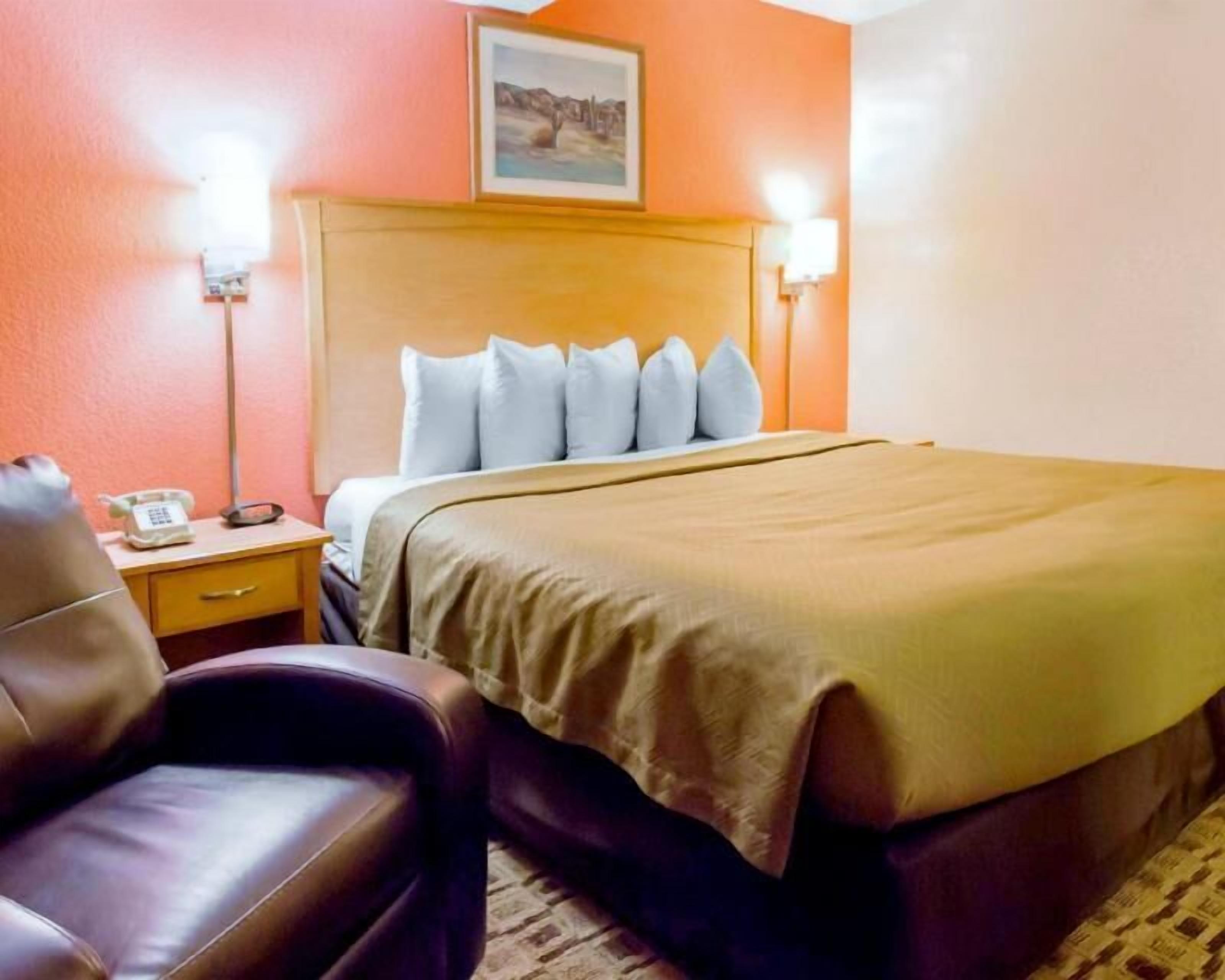 熨斗/熨衣板、免費無線上網、床單、鬧鐘