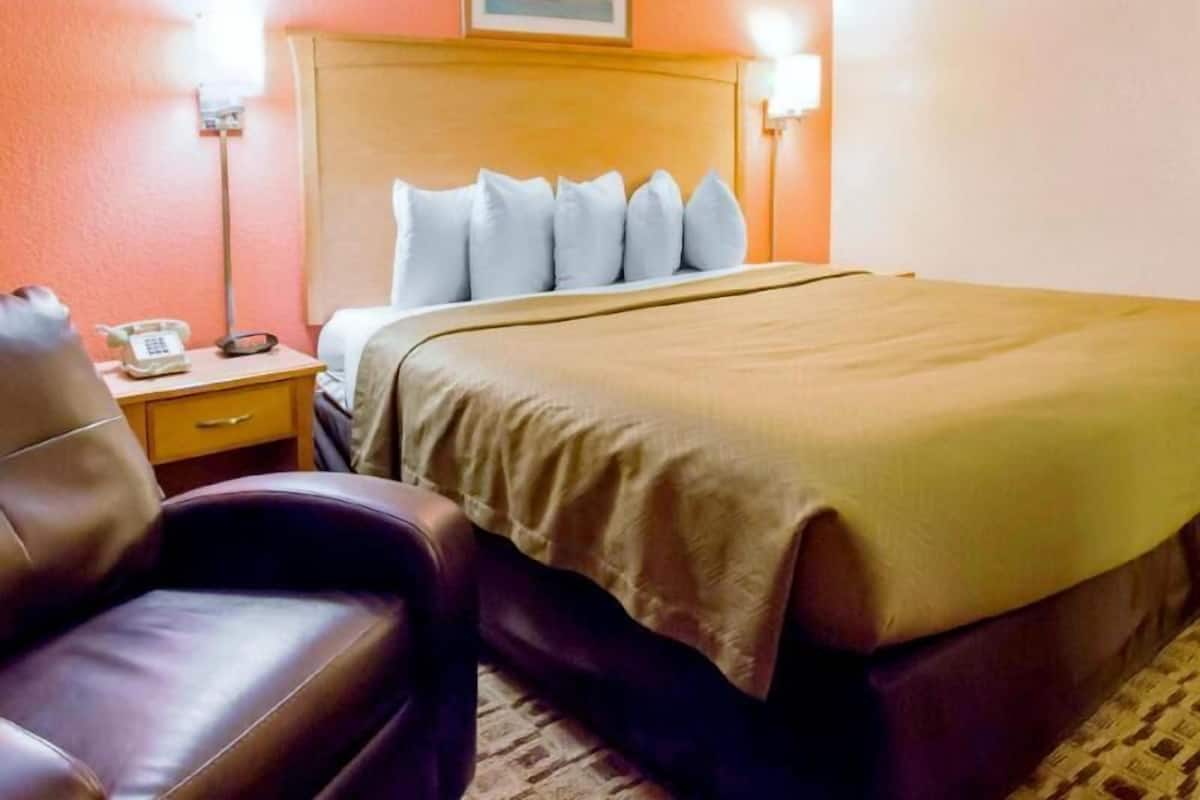 Iron/ironing board, free WiFi, bed sheets, alarm clocks