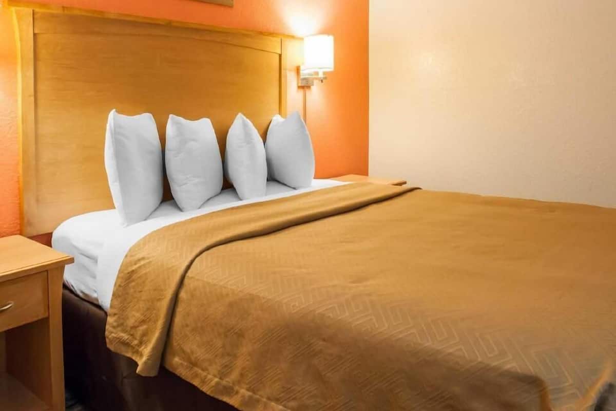 Iron/ironing board, free WiFi, bed sheets, alarm clocks