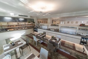 Tägliches Frühstücksbuffet (10 EUR pro Person)