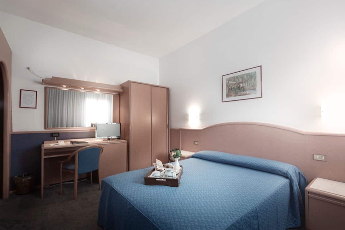 Minibar, coffres-forts dans les chambres, bureau, rideaux occultants