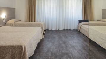 Camera quadrupla, edificio separato | Minibar, una cassaforte in camera, una scrivania, tende oscuranti