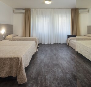 Firemannsrom, anneks | Minibar, safe på rommet, skrivebord og blendingsgardiner