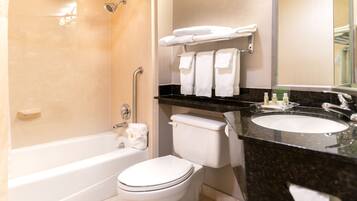 Suite, 1 kingsize bed | Badkamer | Gratis toiletartikelen, een haardroger, handdoeken