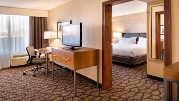 Escritorio y espacio para trabajar con laptop 