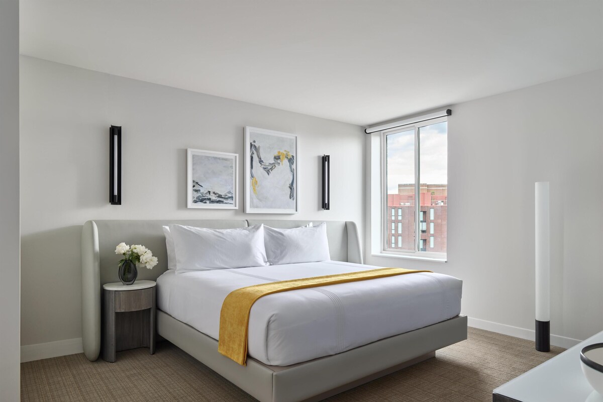 Pillowtop beds, in-room safe, desk, laptop workspace