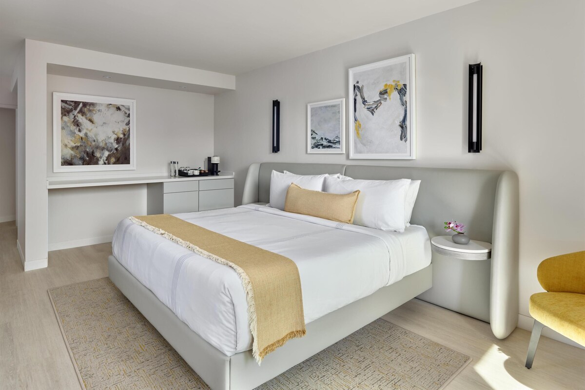 Pillowtop beds, in-room safe, desk, laptop workspace