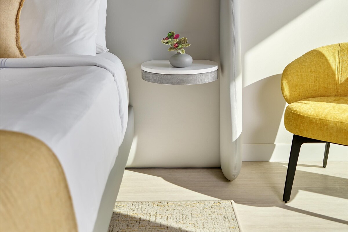 Pillowtop beds, in-room safe, desk, laptop workspace