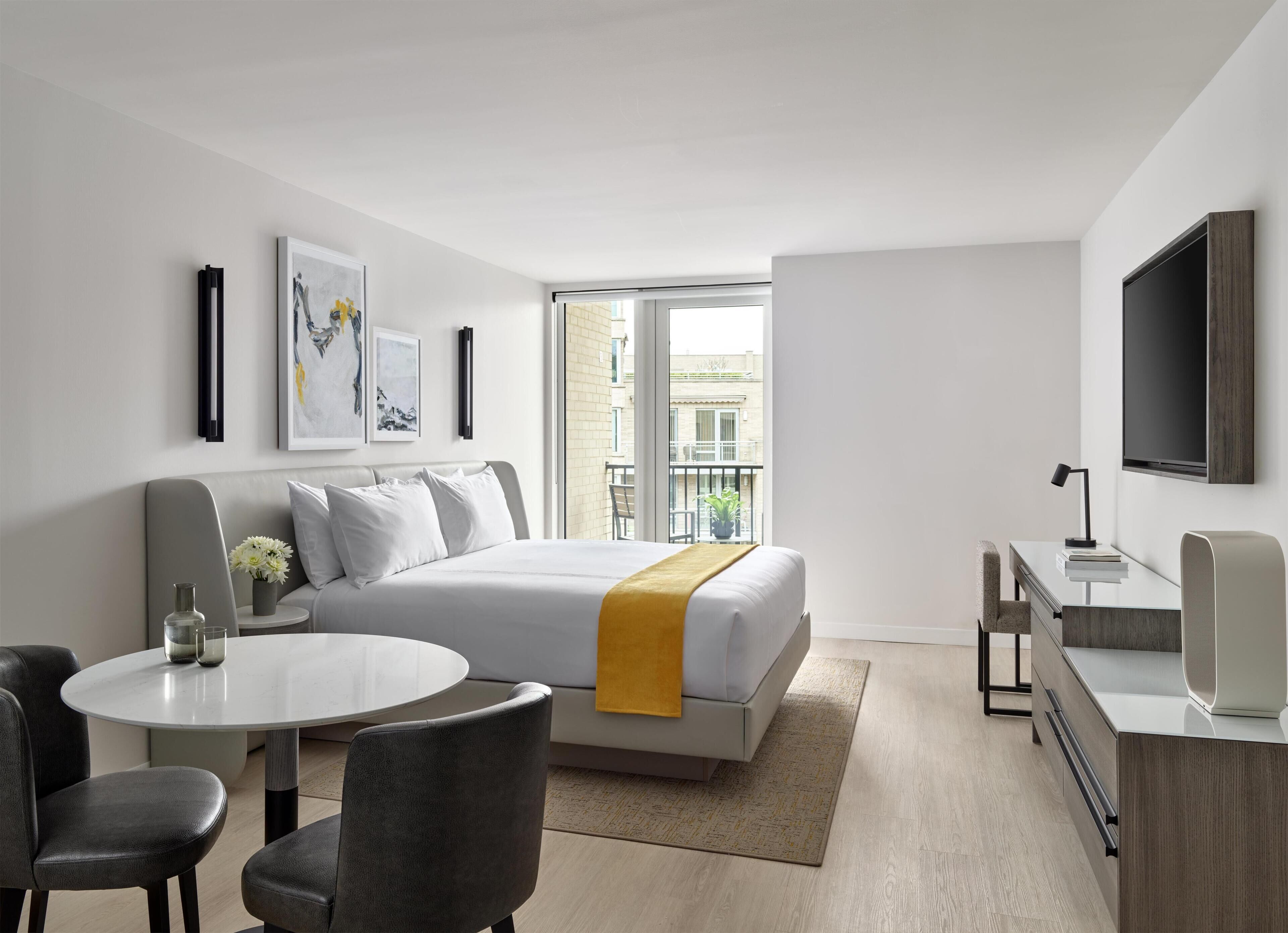 Quarto luxo, 1 cama King, sacada | Camas com colchões pillow-top, cofres nos quartos, escrivaninha