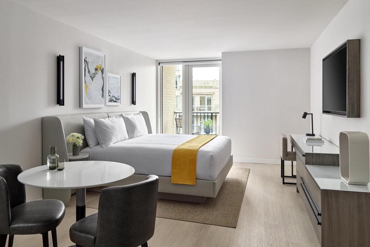 Deluxe Room, 1 King Bed, Balcony | Pillowtop beds, in-room safe, desk, laptop workspace