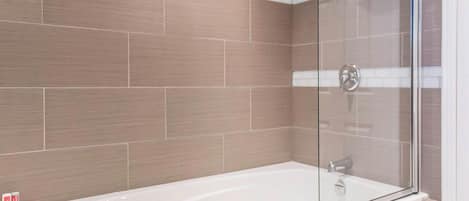 Habitación superior, 1 cama King size, para no fumadores | Baño | Amenidades de baño gratuitas, secadora de cabello, toallas