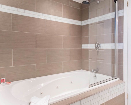 Superior Room, 1 King Bed, Non Smoking | Bathroom | Free toiletries, hair dryer, towels. Econo Lodge Downtown Ottawa
