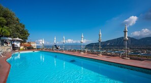 Outdoor pool, open 9 AM to 7 PM, pool umbrellas, sun loungers - Cristina Hotel (Sant'Agnello)