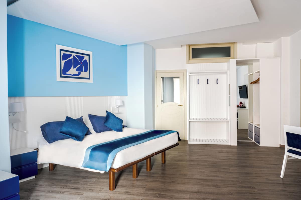 Family Room, 2 Bedrooms, Garden View | Premium bedding, minibar, in-room safe, desk