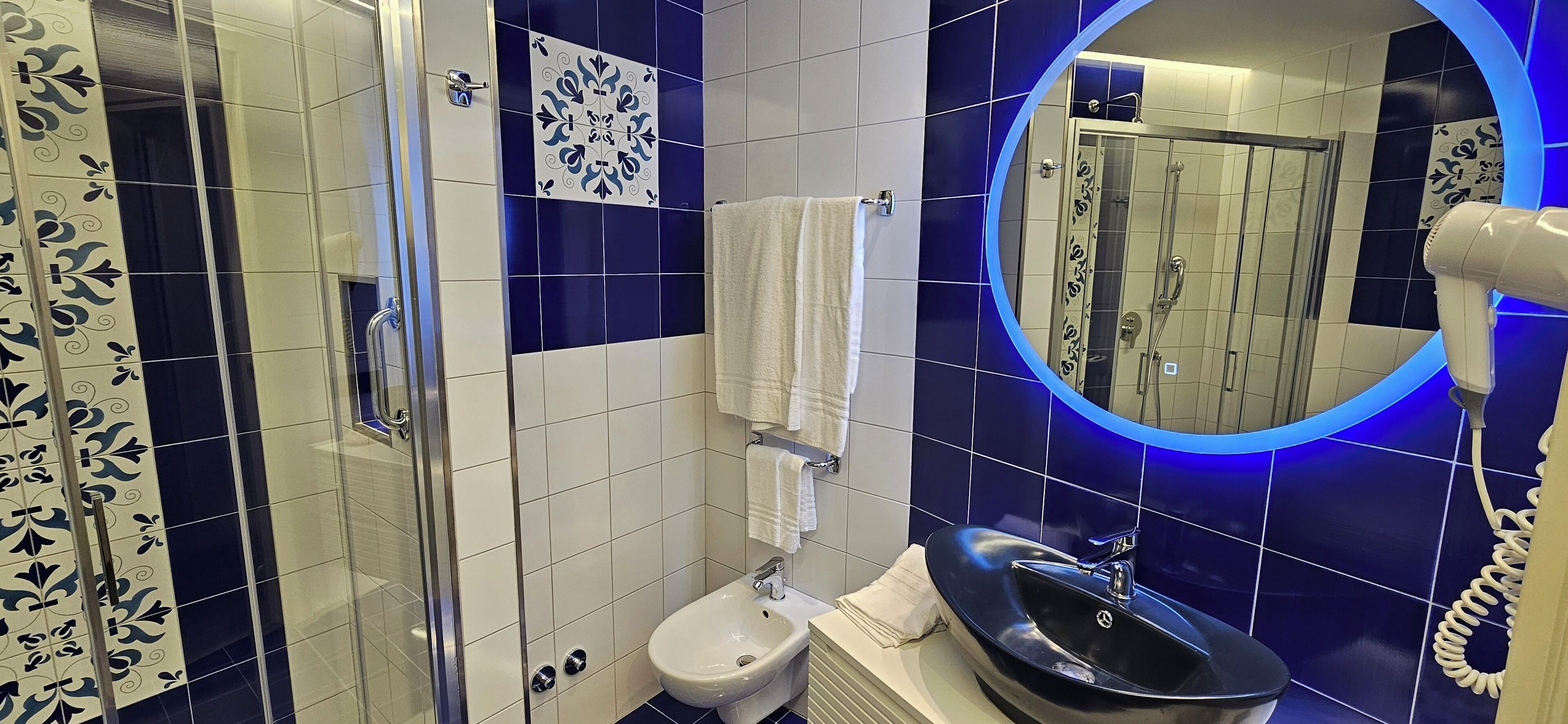 classic quadruple room | bathroom | shower, free toiletries, hair dryer, bidet