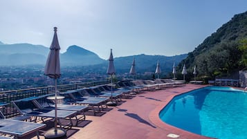 Outdoor pool, pool umbrellas, sun loungers