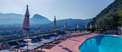 Piscine extérieure, parasols de plage, chaises longues