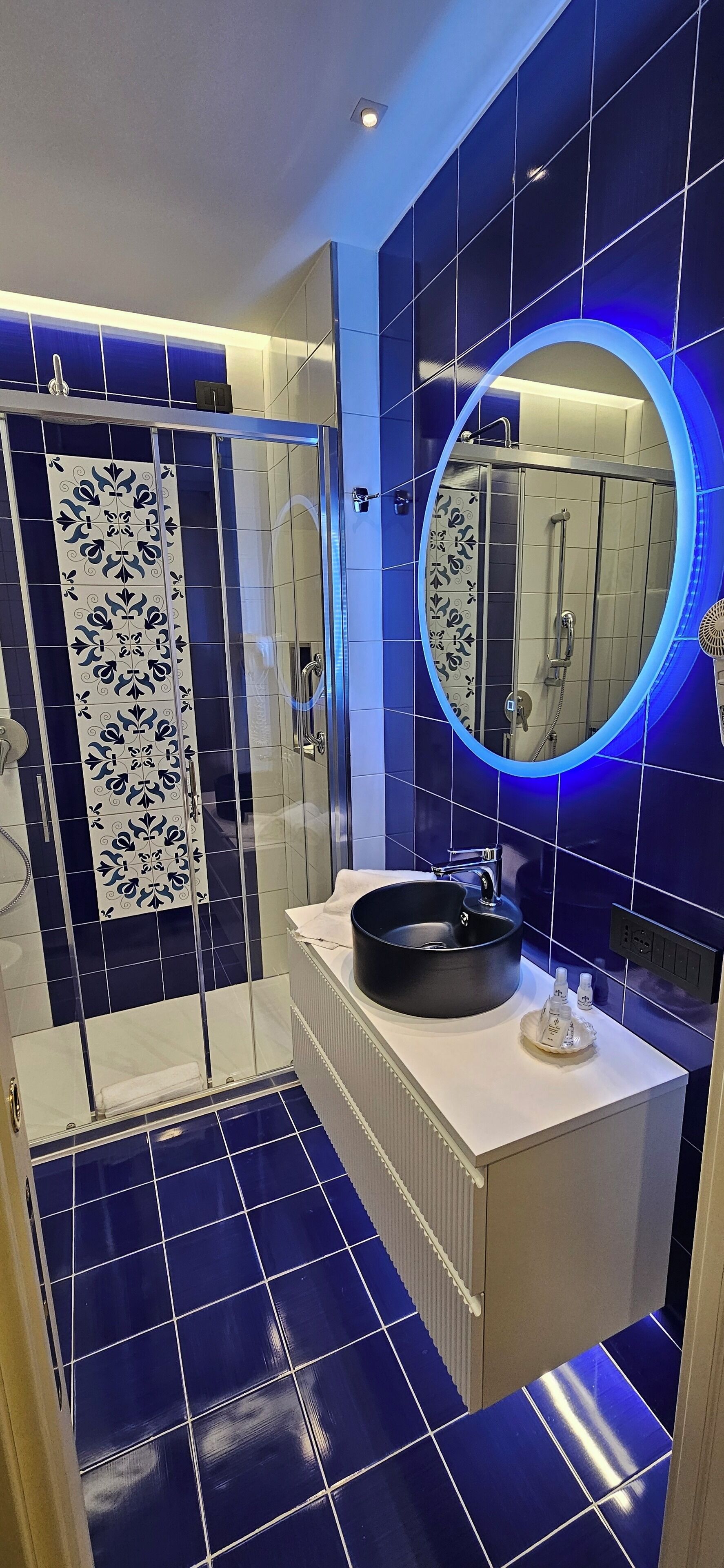 classic quadruple room | bathroom | shower, free toiletries, hair dryer, bidet