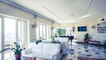 2 bars/lounges, poolside bar