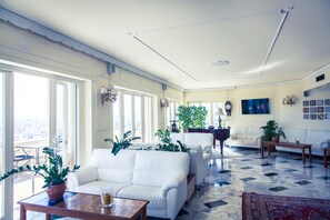 2 bars/lounges, poolside bar - Cristina Hotel (Sant'Agnello)