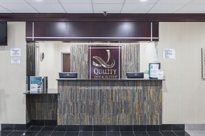Reception - Quality Inn & Suites Cincinnati Downtown Area (Cincinnati)