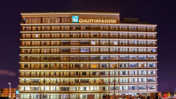 A multi-story hotel with a prominent sign reading "Quality Inn & Suites." - Quality Inn & Suites Cincinnati Downtown Area (Cincinnati)