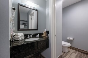 Bañera con ducha, artículos de tocador gratuitos, secador de pelo