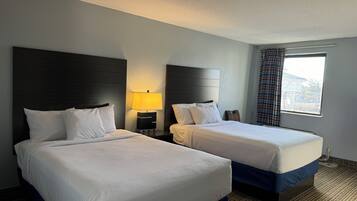 Rom, 2 dobbeltsenger, ikke-røyk | Sengetøy av topp kvalitet, senger med overmadrass og skrivebord