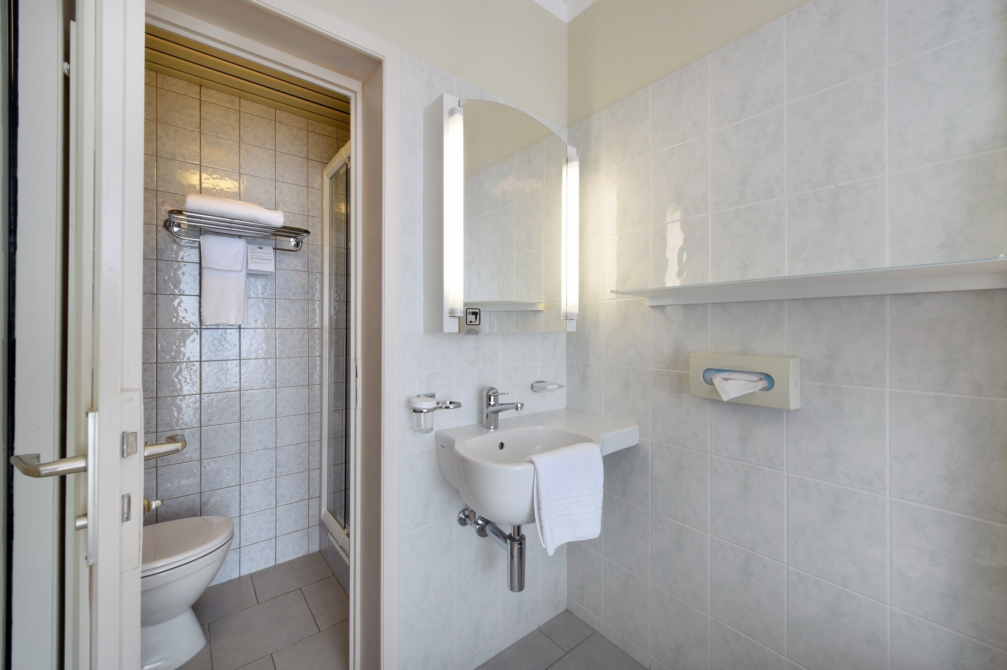 single room, lake view | in-room safe, desk, soundproofing, free wifi