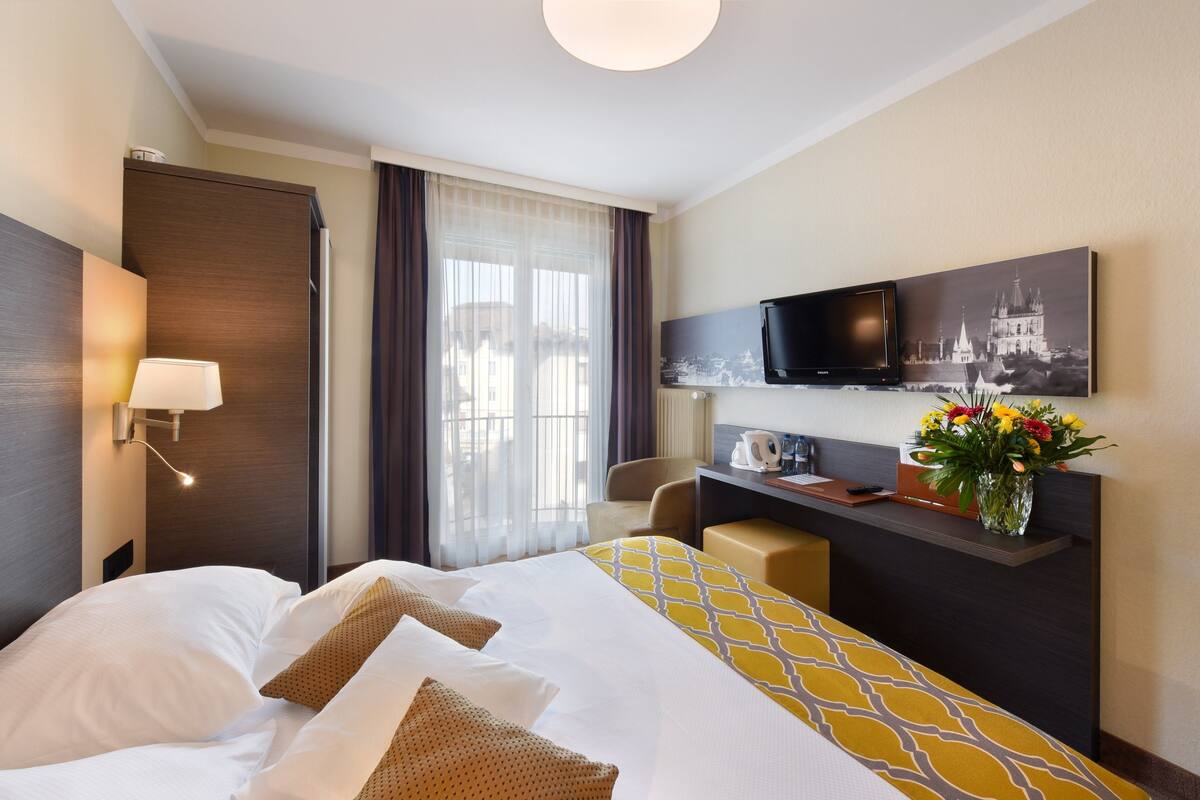 in-room safe, desk, soundproofing, free wifi