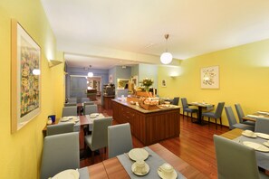 Petit déjeuner buffet (20.00 CHF par personne)