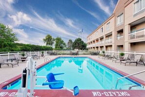 Una piscina al aire libre de temporada