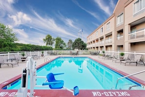 Piscine extérieure (ouverte en saison)