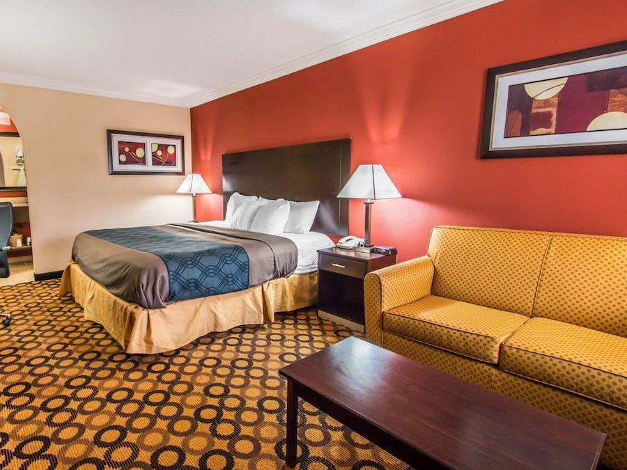 Escritorio, espacio para trabajar con un portátil, cortinas opacas