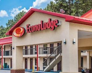 A motel named Econo Lodge with a red roof and a large circular logo. - Econo Lodge Richmond Hill (Richmond Hill)