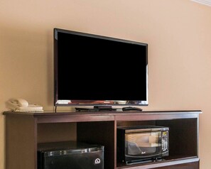 Escritorio, espacio para trabajar con un portátil, cortinas opacas
