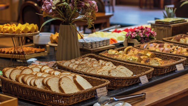 Une vitrine de boulangerie présentant une variété de pains et de pâtisseries.