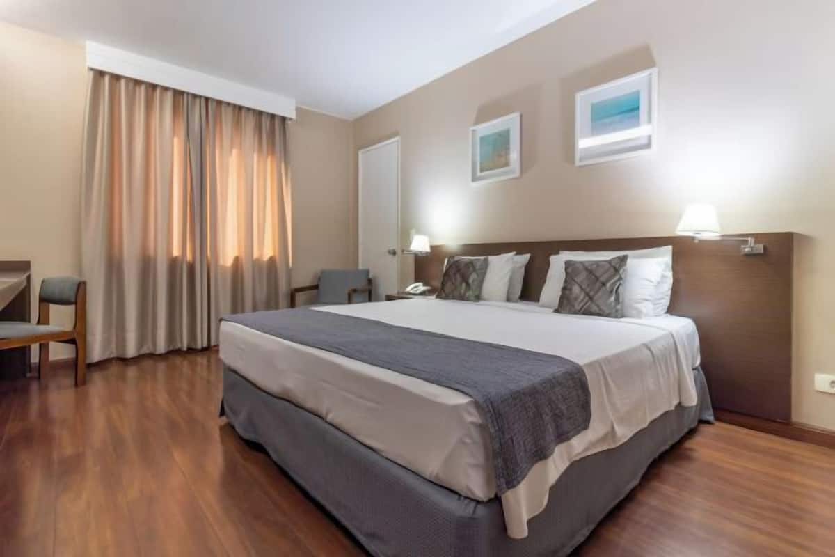 Minibar, desk, laptop workspace, free WiFi