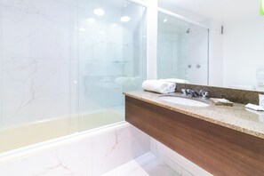 Douche, douche à « effet pluie », articles de toilette gratuits