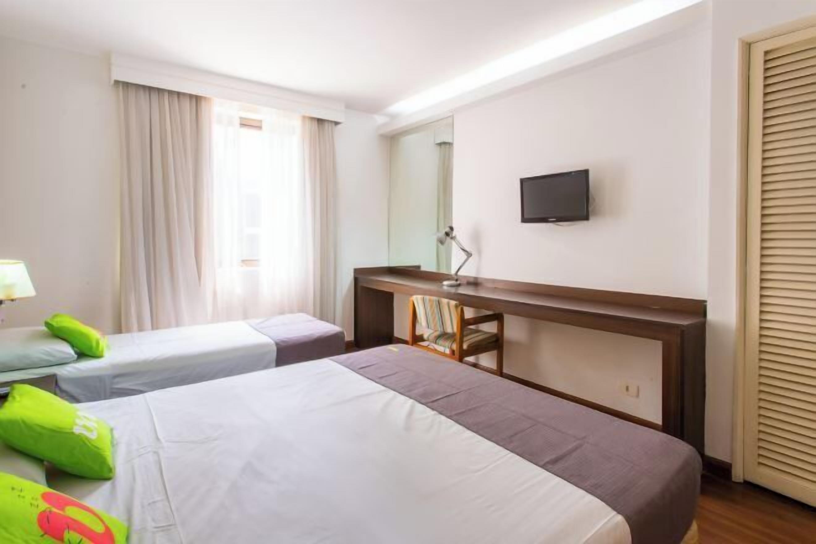 ميني بار ومكتب ومساحة عمل للكمبيوتر المحمول وواي فاي مجانًا