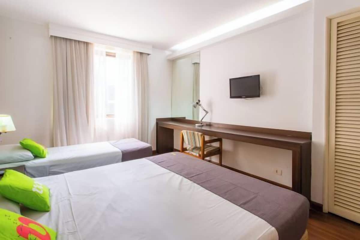 1 dormitori, minibar i escriptori