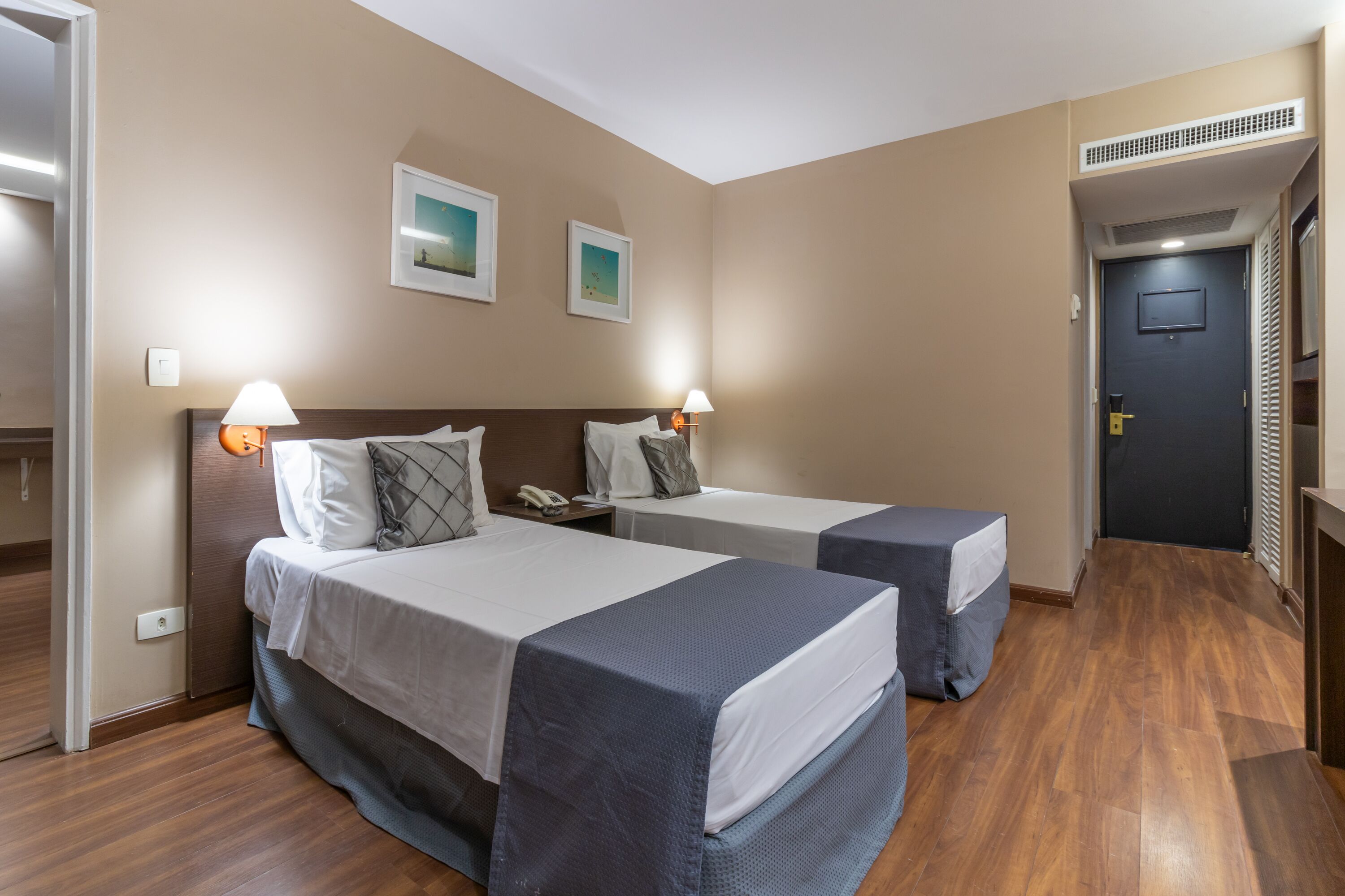 迷你吧、办公桌、笔记本电脑工作区、免费 WiFi